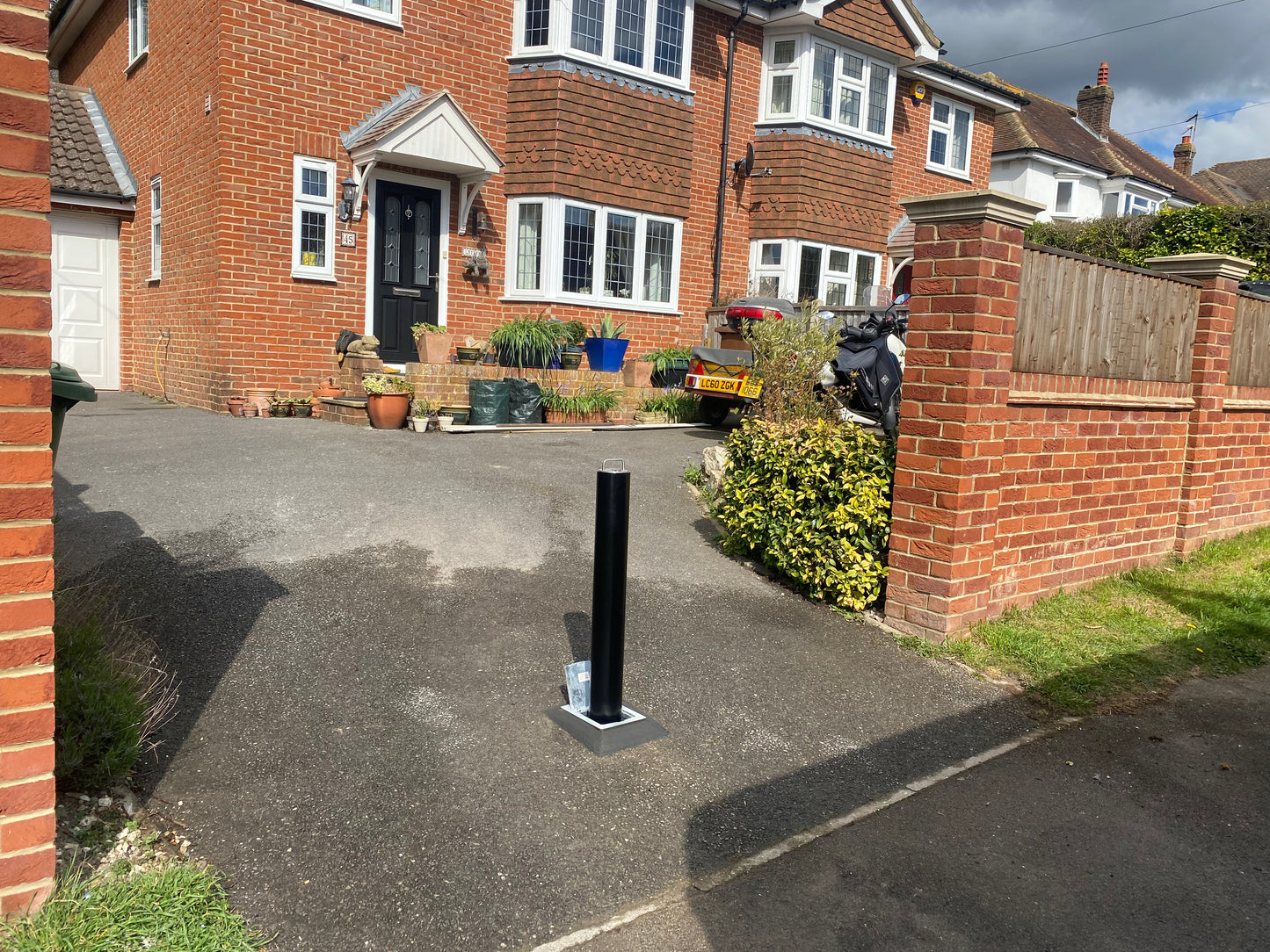 R8 Manual Telescopic bollard