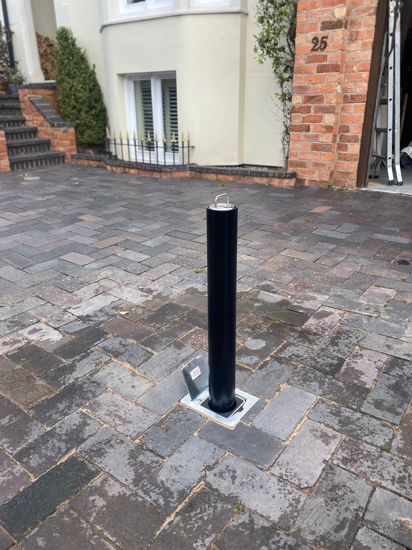 R5 Manual Telescopic Security Post
